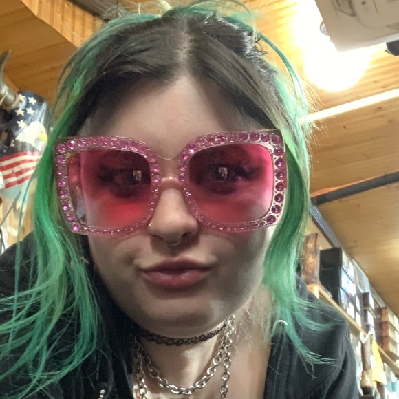 Purses, clothes, accessories - Picture 2 of 9